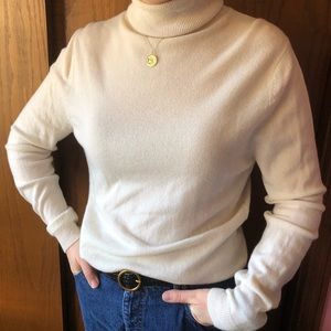 Cashmere roll neck knit sweater.